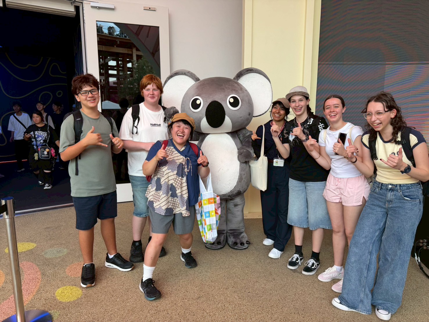 リズモー市の学生5名と、引率者1名が大阪万博に行き、母国オーストラリア館を訪問しました。