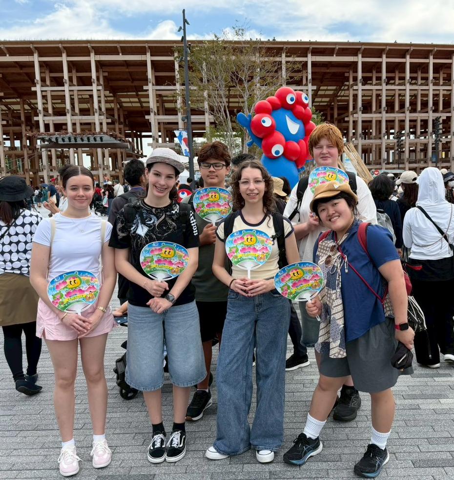 リズモー市の学生5名と、引率者1名が大阪万博に行き、ミャクミャクト写真を撮りました。