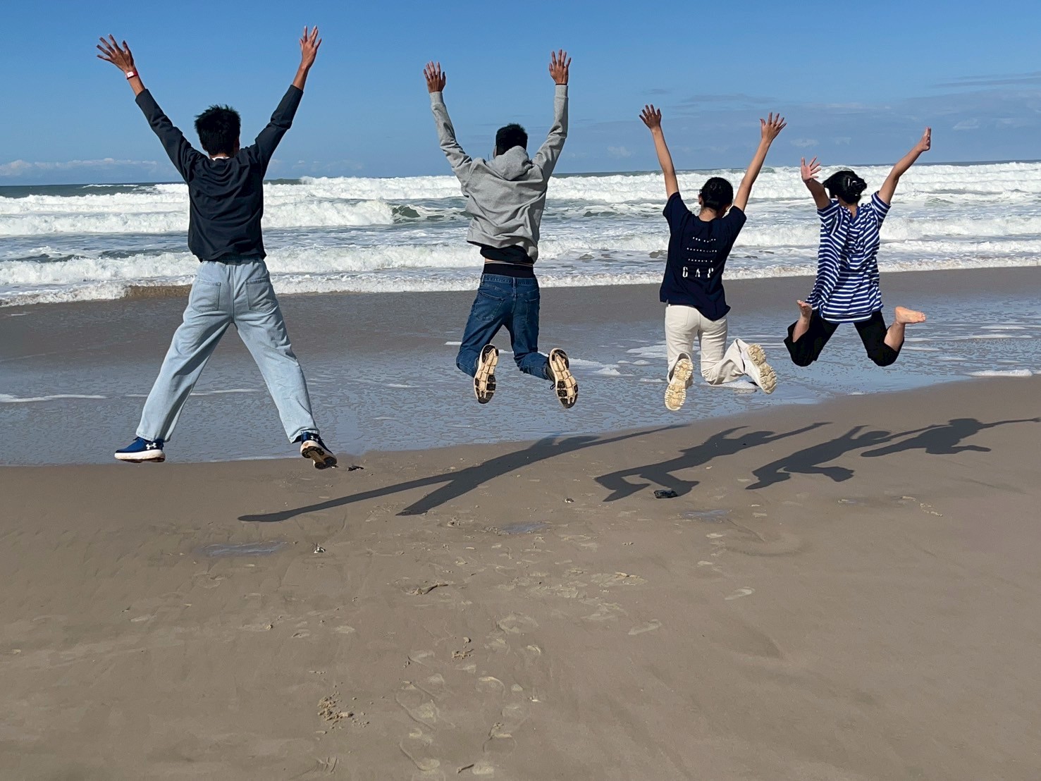 大和高田市からの派遣学生4名と、引率教師1名がバイロン湾に行き、砂浜でジャンプしました。