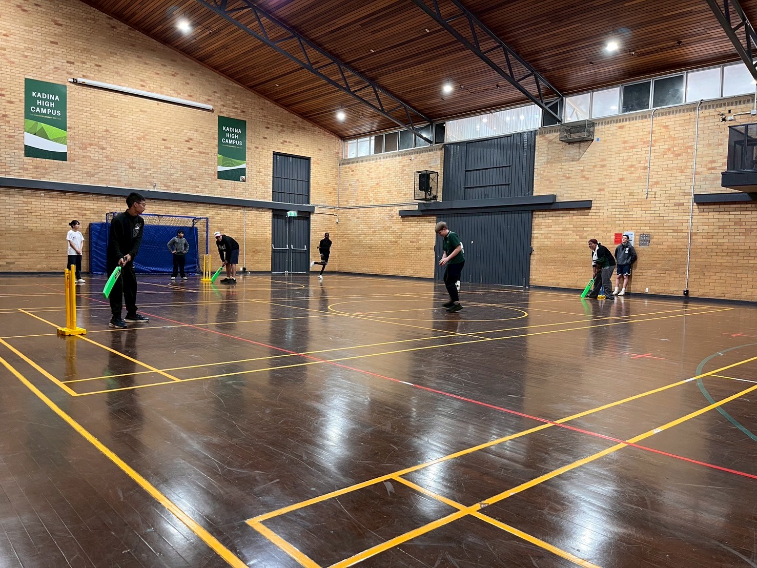 大和高田市からの派遣学生4名と、引率教師1名が、カディナ高校で、クリケットの試合を体験しました。