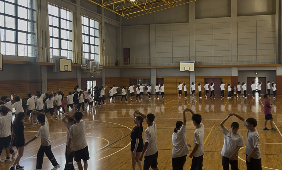 リズモー市の学生5人と引率教師1名が、高田商業高校を訪問し、体育館でフォークダンスを楽しみました。