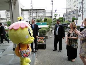 4名の外国人がみくちゃんを囲んでいる写真