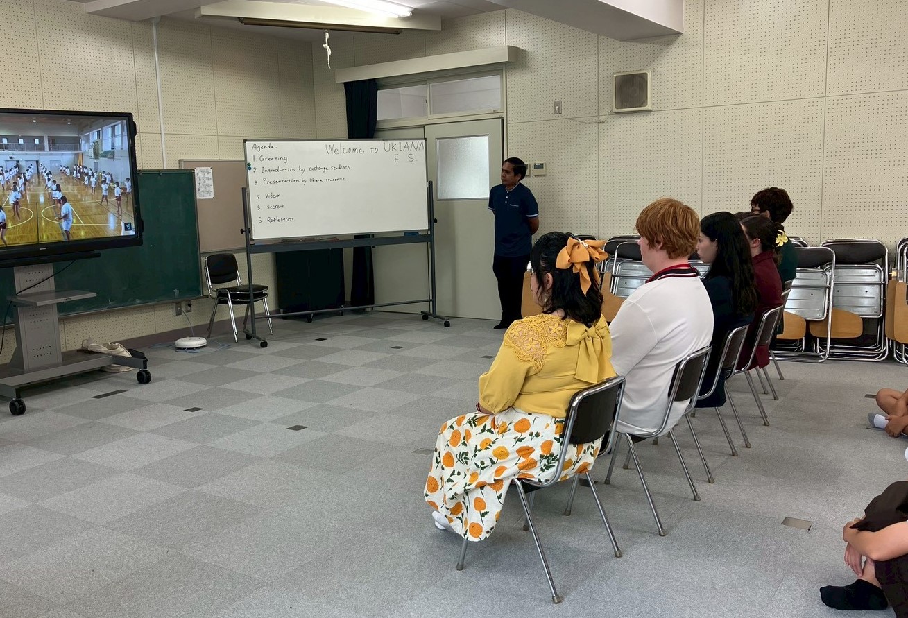 リズモー市の学生5名と、引率者1名が浮孔小学校を訪問し、英語の授業に参加したり、一緒に給食を食べたりしました。