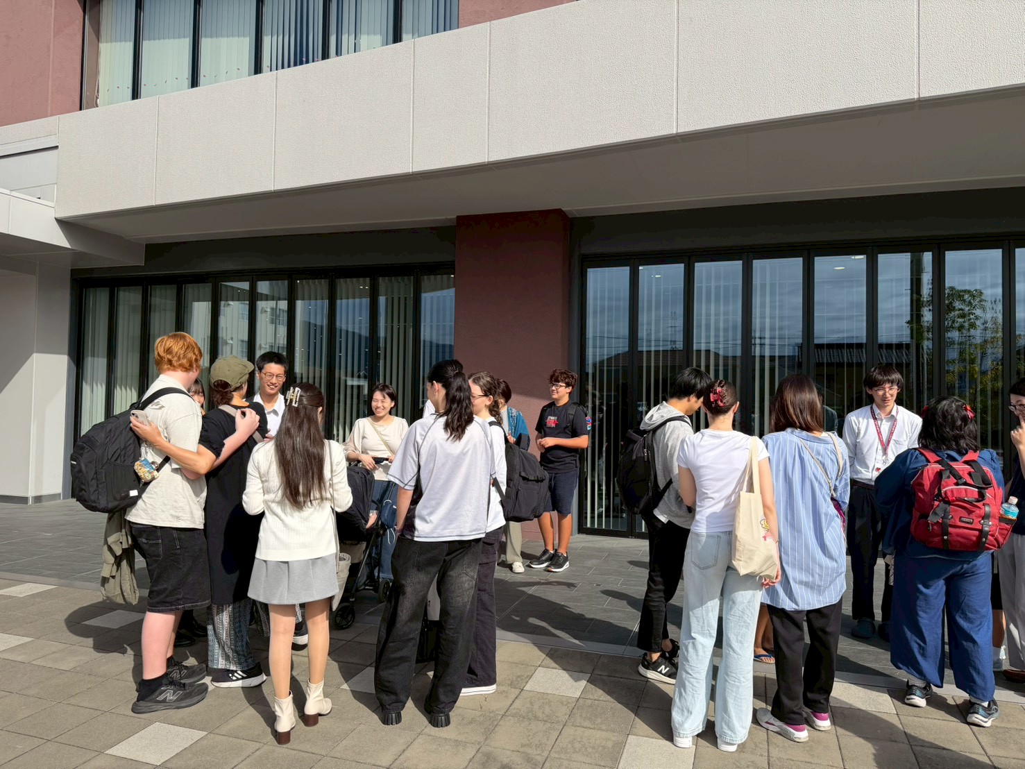 日本滞在最終日に、リズモー市の学生5名と、引率者1名と、ホストファミリーが、大和高田市役所に集合し、お別れをしました。