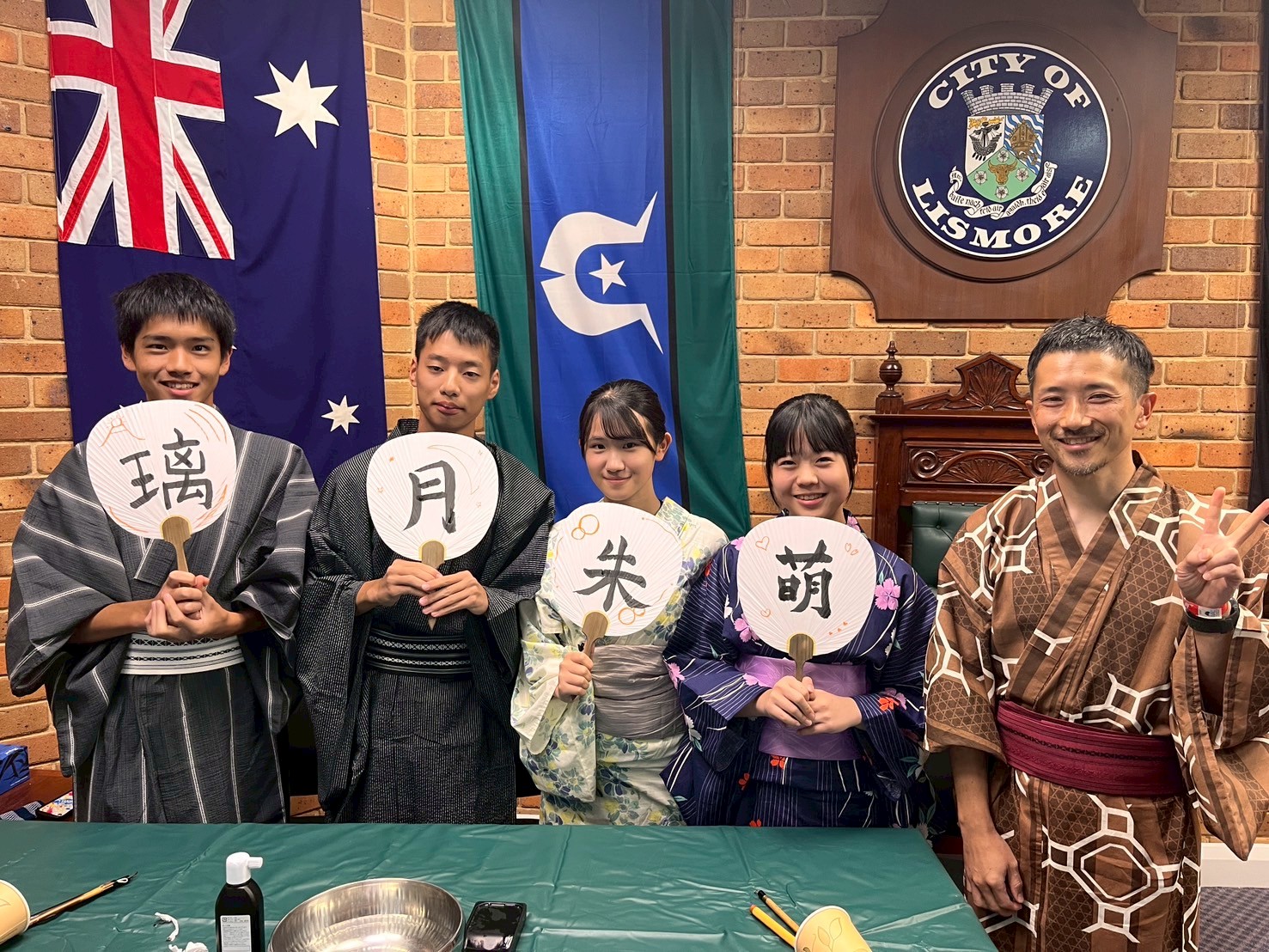 大和高田市からの派遣学生4名と、引率教師1名が、リズモー市が準備してくださった、さよならパーティで、日本の書道を披露し、「リズモー」を漢字で書きました。