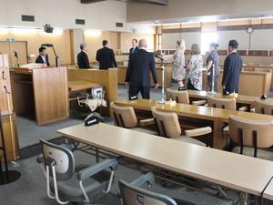 議会室を案内してもらっている外国人4名と関係者5名の写真