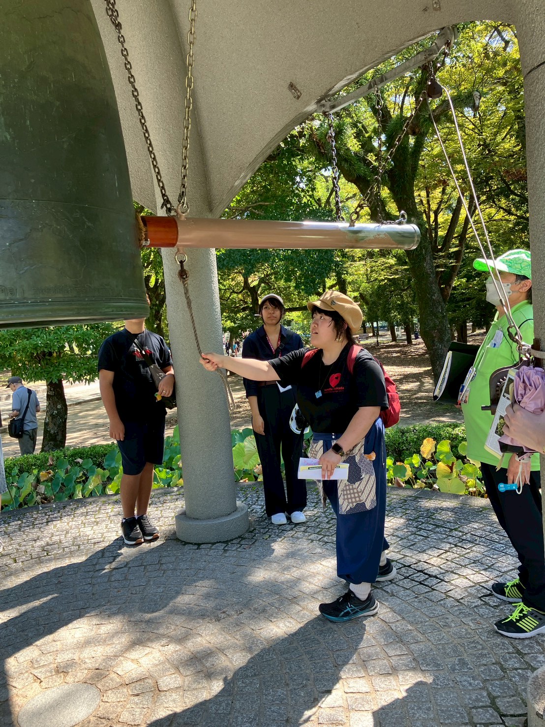 リズモー市の学生4名と、引率者1名が広島の平和記念公園にある、核の廃絶と平和を目指した、国境のない世界地図が刻印されている、「平和の鐘」を訪れ、平和を祈りながら、鐘を鳴らしました。