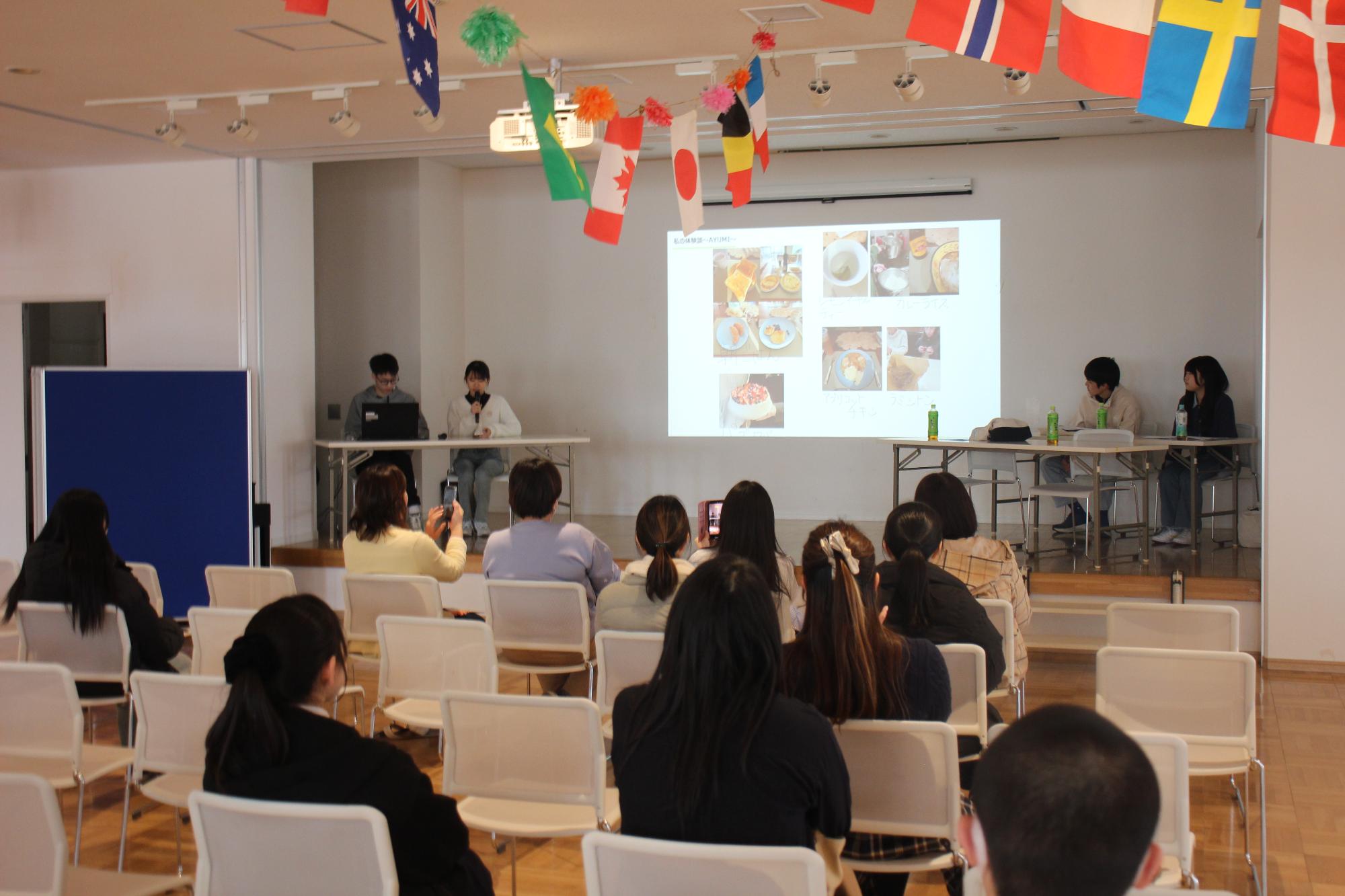 派遣学生報告会を行いました。