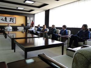椅子に座ったリズモー市の学生5名と引率の先生が市長と話をしている写真