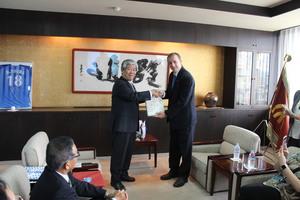 市長と握手をしているリズモー市長の写真