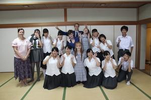 和室で高田商業高等学校の生徒と記念撮影をしているリズモー市の学生5名と引率の先生の写真