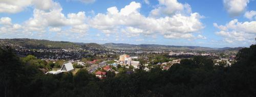 青空に白い雲が浮かんでいるオーストラリア・リズモー市の市街地を高台から写した写真
