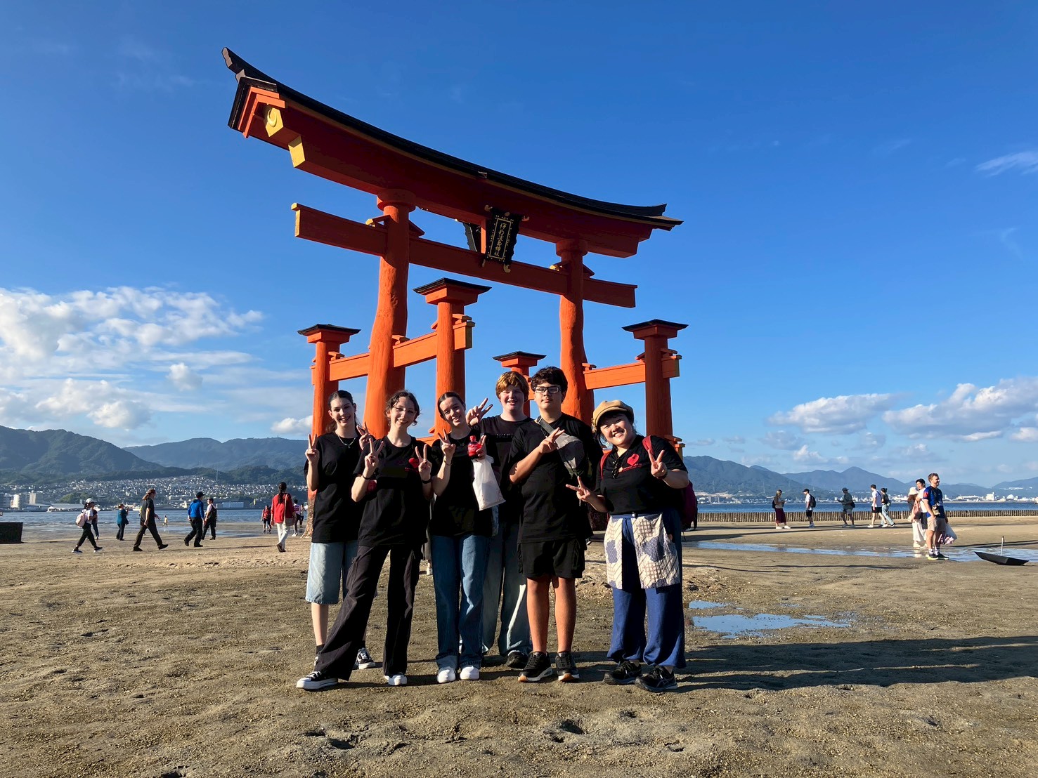 リズモー市の学生4名と、引率者1名が厳島神社を訪問し、干潮になったので大鳥居のそばに行き記念写真を撮りました。