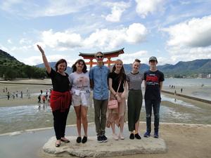 リズモー市の学生達が厳島神社の鳥居をバックに記念撮影をしている写真