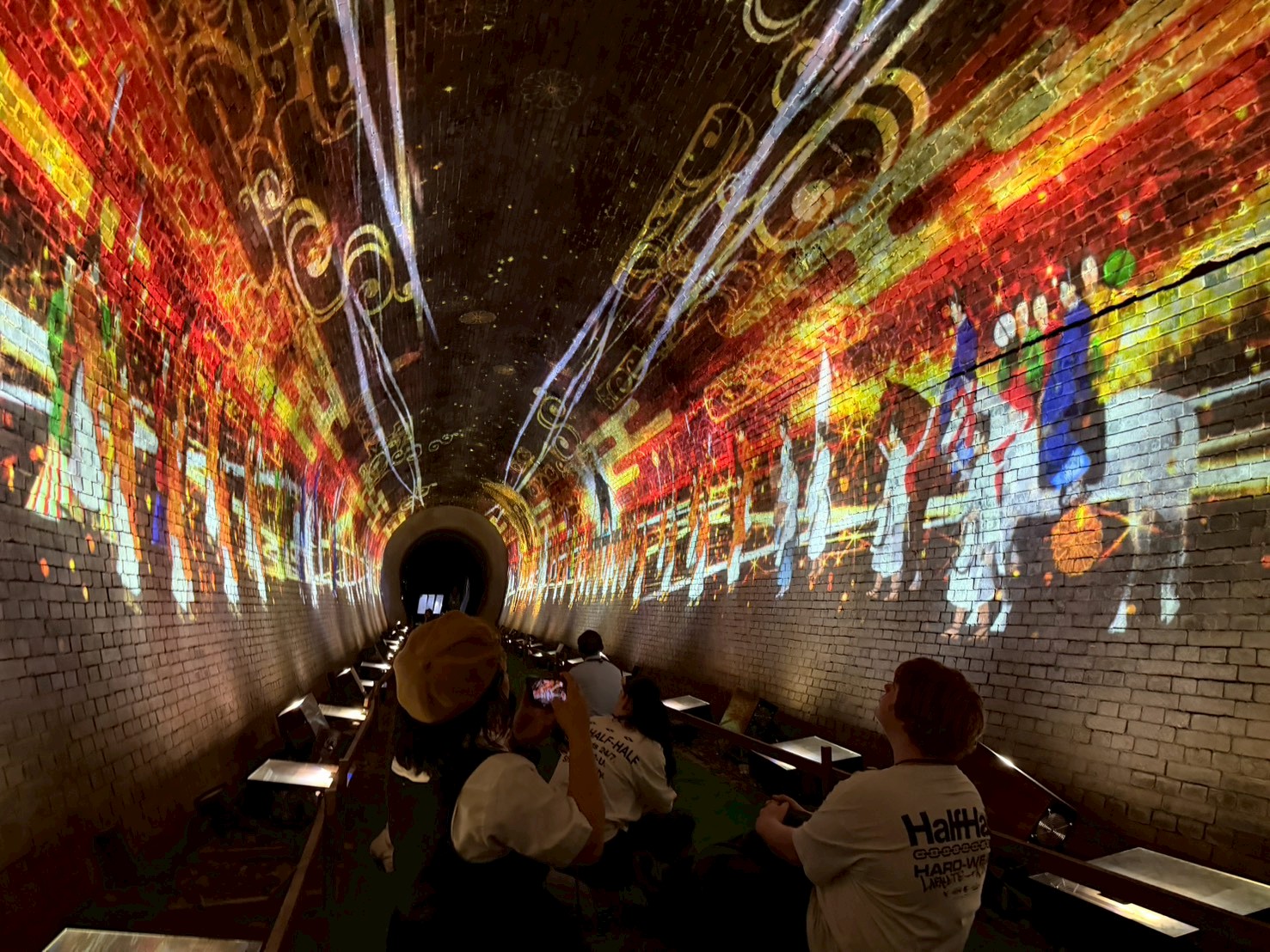 リズモー市の学生4名と、引率者1名が亀の瀬地滑り歴史資料室を訪問し、地滑りで地中に埋まったものの、奇跡的に原型をとどめたまま発見されたトンネルの中で、イルミネーションショーを楽しみました。