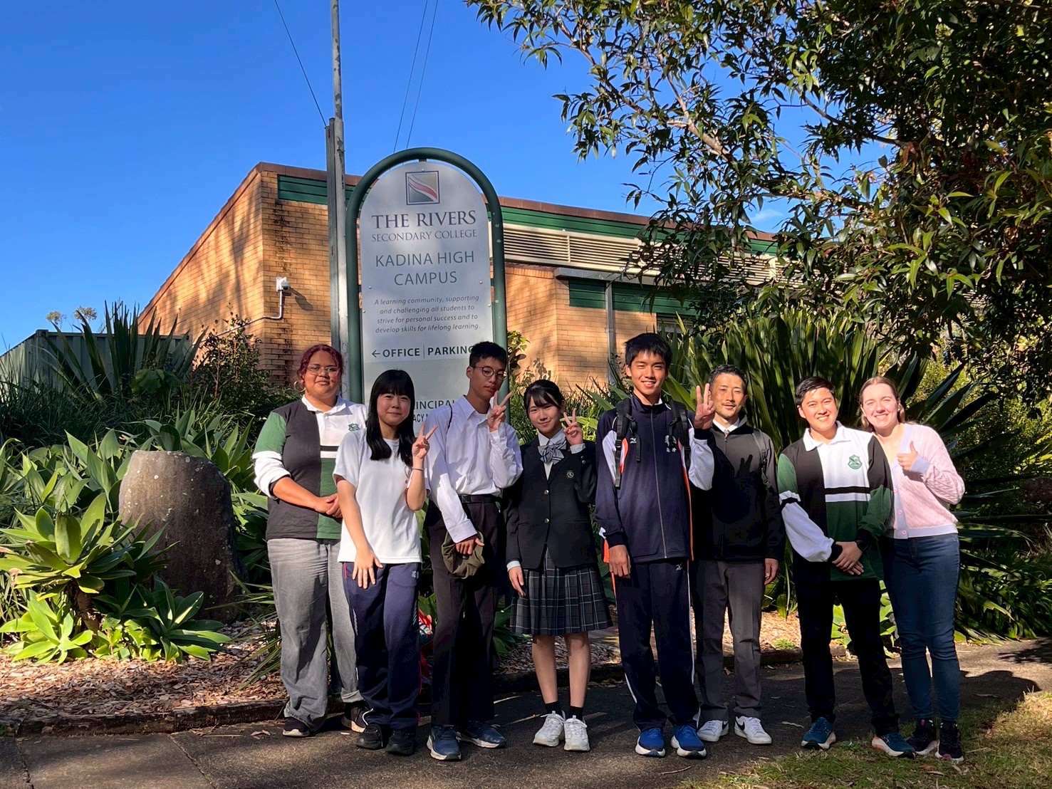 大和高田市からの派遣学生4名と、引率教師1名が、カディナ高校を訪問し、正門横で記念写真を撮りました。