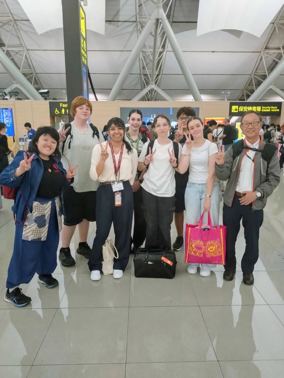 リズモー市の学生5名と、引率者1名が、関西国際空港で、大和高田市職員に見送られ、帰国の途に就く前に写真を撮りました。