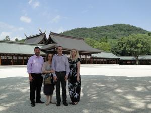 橿原神宮の宮内で外国人の方4名で並んで記念撮影をしている写真