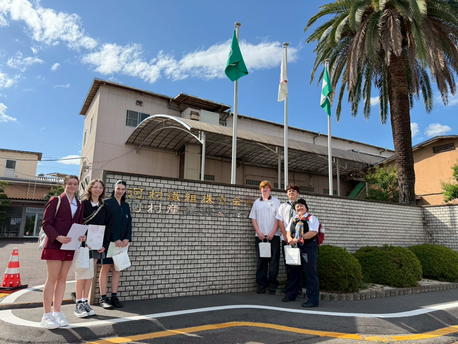 リズモー市の学生5名と、引率者1名が川村繊維の靴下工場見学をした。