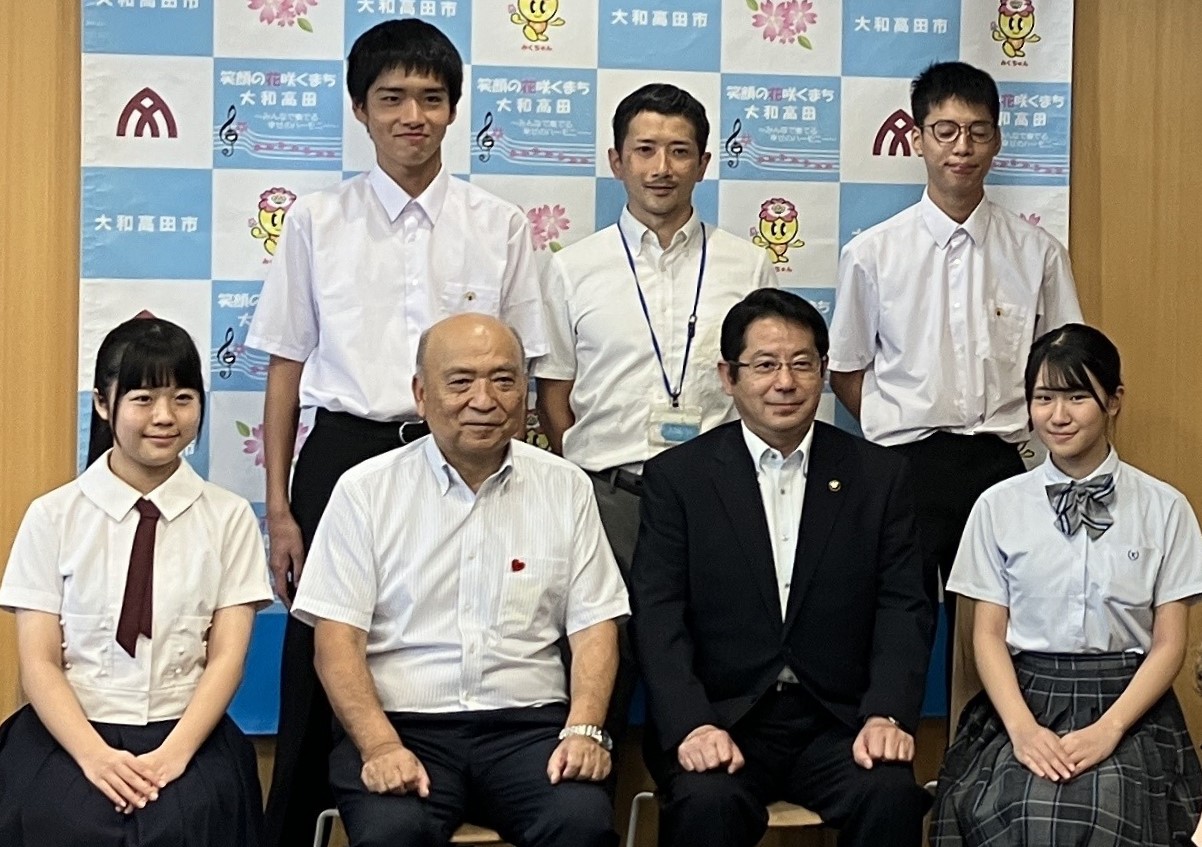 学生たちは、2週間のリズモー滞在を終え、帰国後、市長を表敬訪問した。