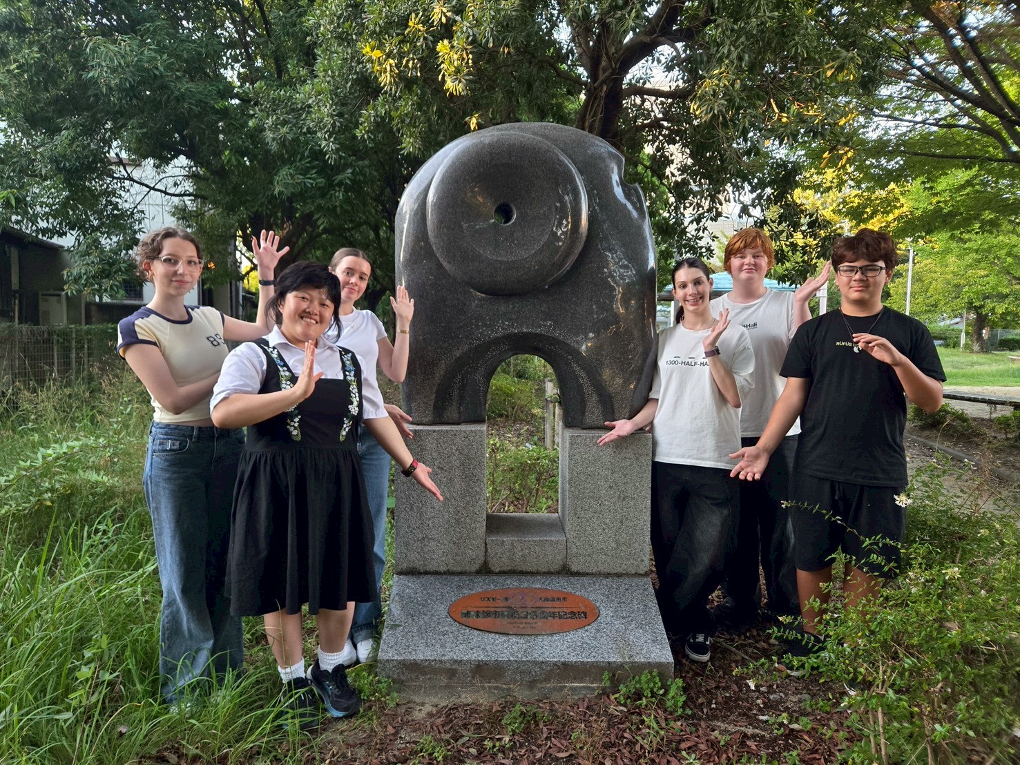 リズモー市の学生4名と、引率者1名がさざんかホール横の、「馬冷池公園」の中の、姉妹都市締結35周年を記念して建てられた記念碑を訪問し、記念写真を撮りました。