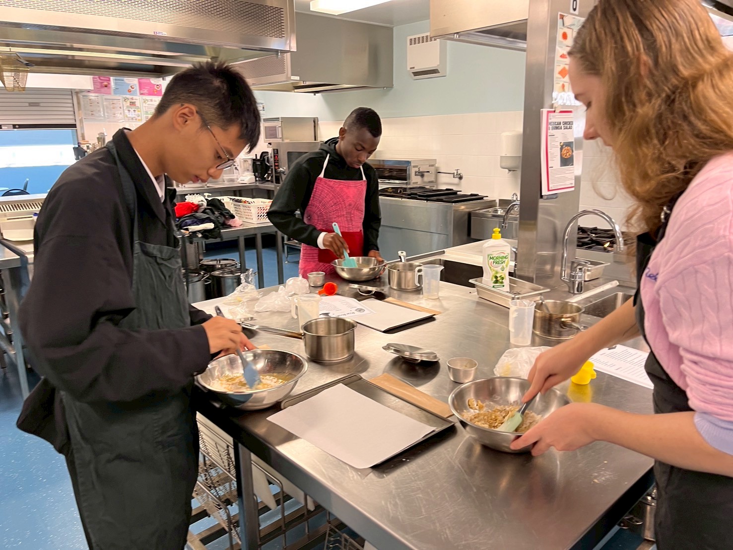 大和高田市からの派遣学生4名と、引率教師1名が、カディナ高校の学生に教えてもらいながら、一緒にクッキーを作りました。