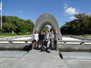 広島平和記念公園で記念撮影をしているリズモー市の学生たちの写真