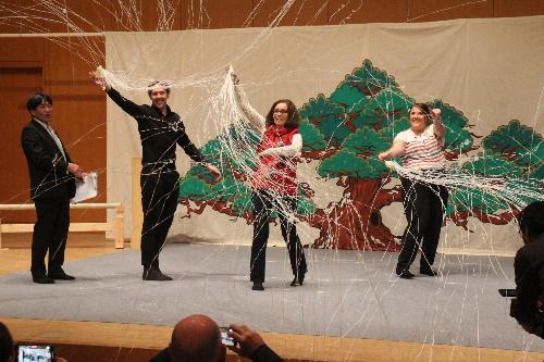 伝統芸能能楽の「土蜘蛛」における演技を体験している市民訪問団の皆さんの様子