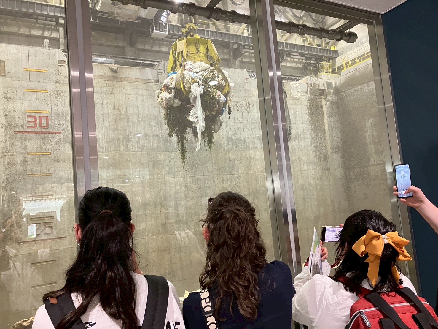 リズモー市の学生5名と、引率者1名がゴミ焼却j棟のやまとECOクリーンセンターを訪問し、新しい設備と、焼却方法について説明を受けました。