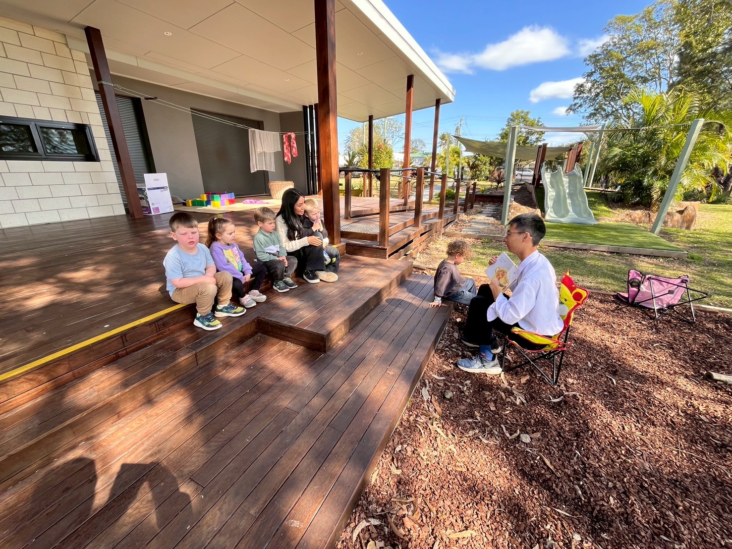 大和高田市からの派遣学生4名と、引率教師1名が、リズモー幼稚園を訪問し、幼稚園児たちと楽しく過ごしました。