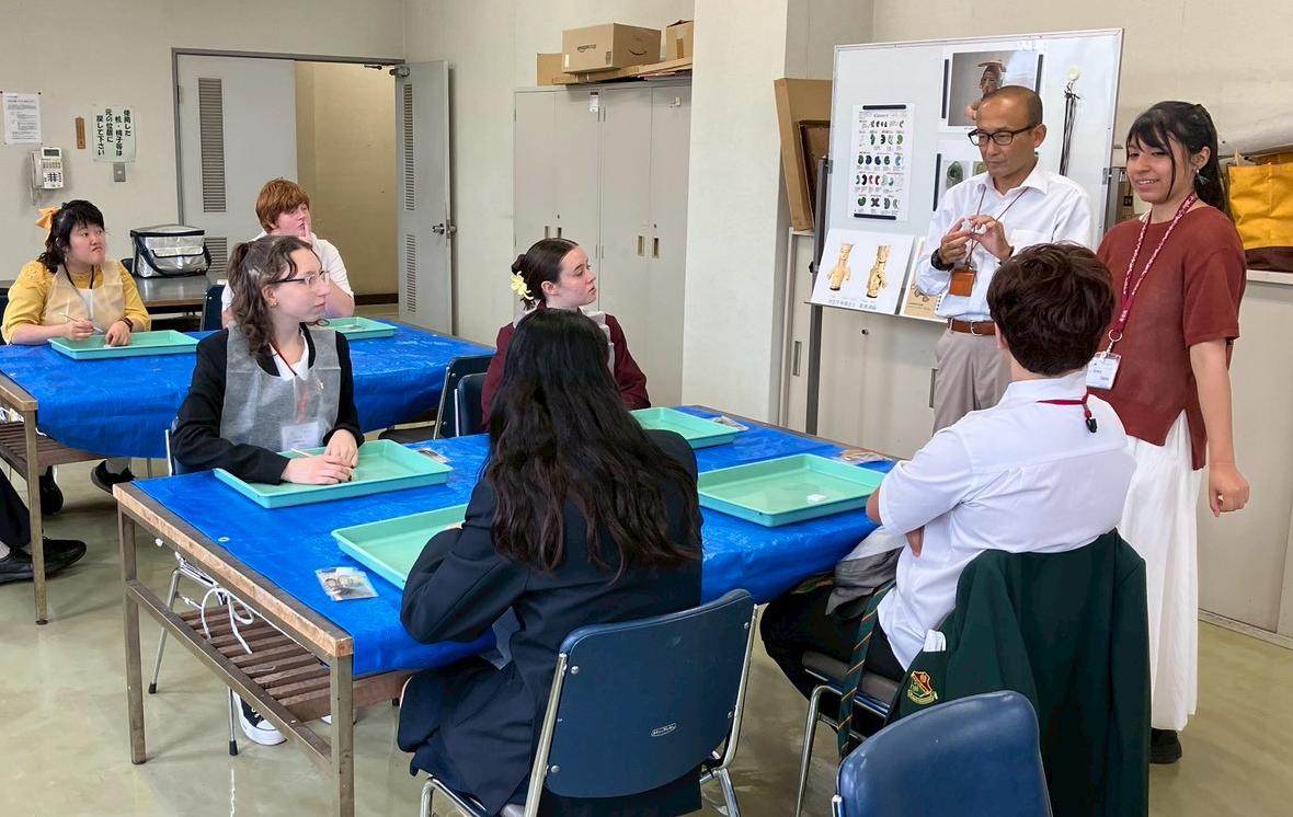 リズモー市の学生5名と、引率者1名が中央公民館で、職員に指導していただき、各人それぞれの勾玉を完成させました。