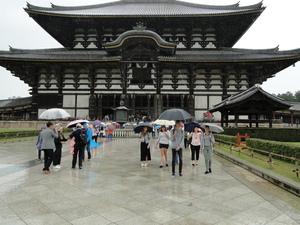 傘をさしたリズモー市の学生達が東大寺の前を歩いている写真