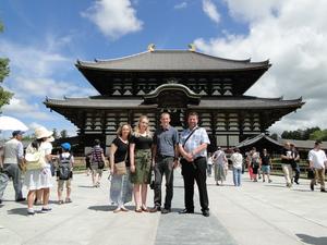 東大寺の前に並び4名の外国人の方が記念撮影をしている写真