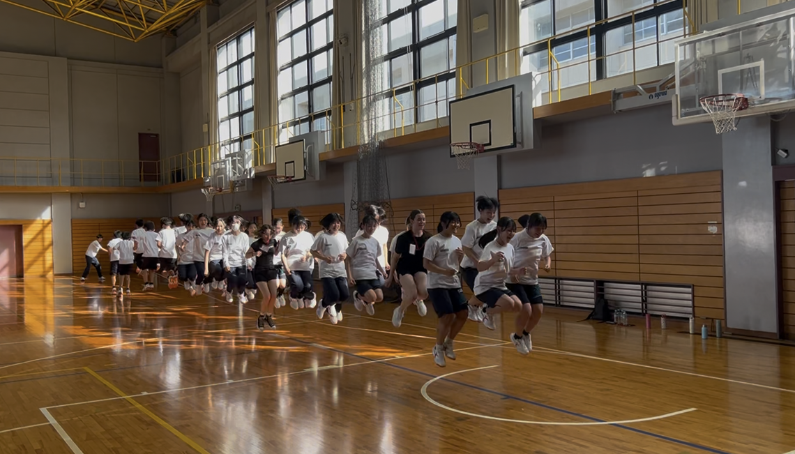 リズモー市の学生5名と、引率者1名が高田商業高校を訪問し、体育館で、長いロープを使い30人縄跳びに挑戦しました。