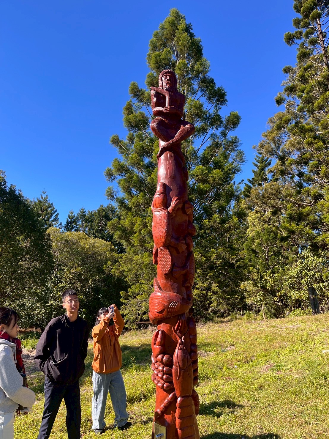 大和高田市からの派遣学生4名と、引率教師1名が、芸術で有名な「ニンビン」地域を訪問し、トーテムポールに感動し、写真を撮りました。