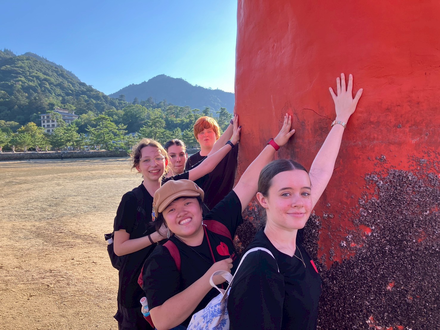 宮島の厳島神社の大鳥居は非常太い木材で造られていて、海水につかる部分は、腐食防止のため特殊塗料が塗られていました。