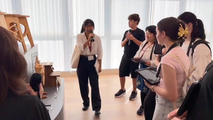 5人の人にむけて1人の女性が話している様子