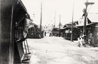 昔の街並みを写した白黒写真