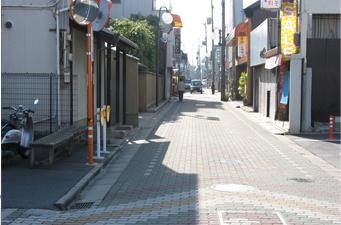 アーケードの屋根が撤去され青空が見える本町商店街の写真