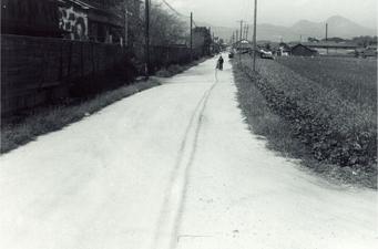 奥に二上山が見え、道が真っすぐに続く昔の材木町交差点を写した写真