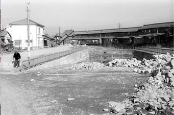 大きな道路を造るための工事をしている途中の白黒写真