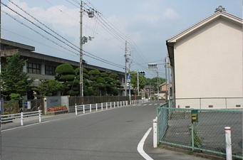 きれいに舗装された陵西小学校の校門前を写した写真