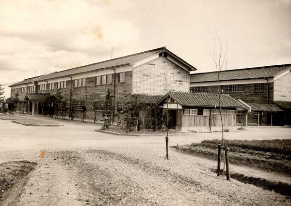 木造建ての昔の片塩中学校全体を右斜めから写した白黒写真