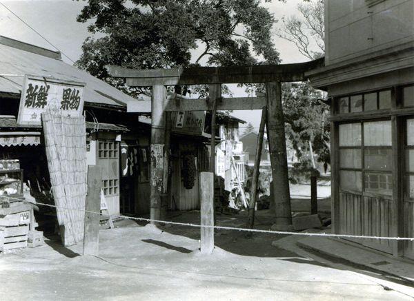 龍王宮の鳥居前を中心に左に果物屋さんがある昔の白黒写真