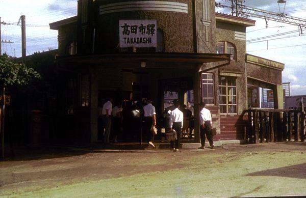 昔の近鉄高田市駅入り口に向かう沢山の人達の写真