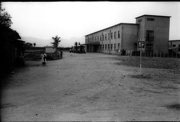 昔の大和高田市民病院を入口付近から全体を写した白黒写真