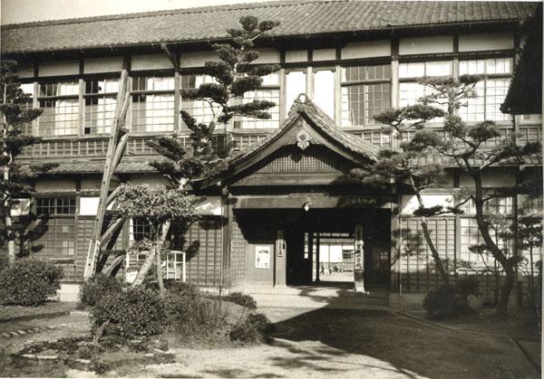 木造の菅原小学校の入り口を写した白黒写真