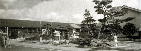 木造作りの昔の土庫小学校全体を写した白黒写真