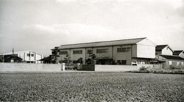 浮孔小学校の校門から校舎が斜めに写っている学校全体を写した白黒写真