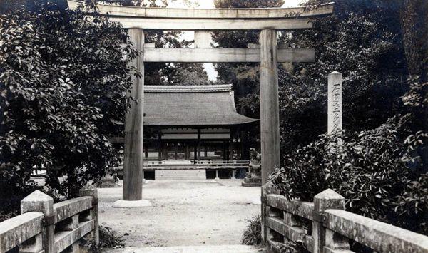 神社の鳥居の奥に拝殿所が見える龍王宮の境内の白黒写真